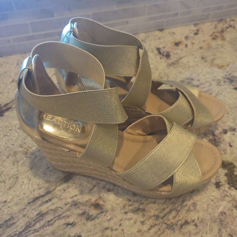 Kenneth Cole Reaction Rattan Wedge-Metallic Gold Sandal, Size 8Med